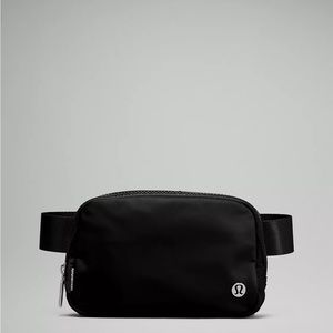 Lululemon Everywhere belt bag